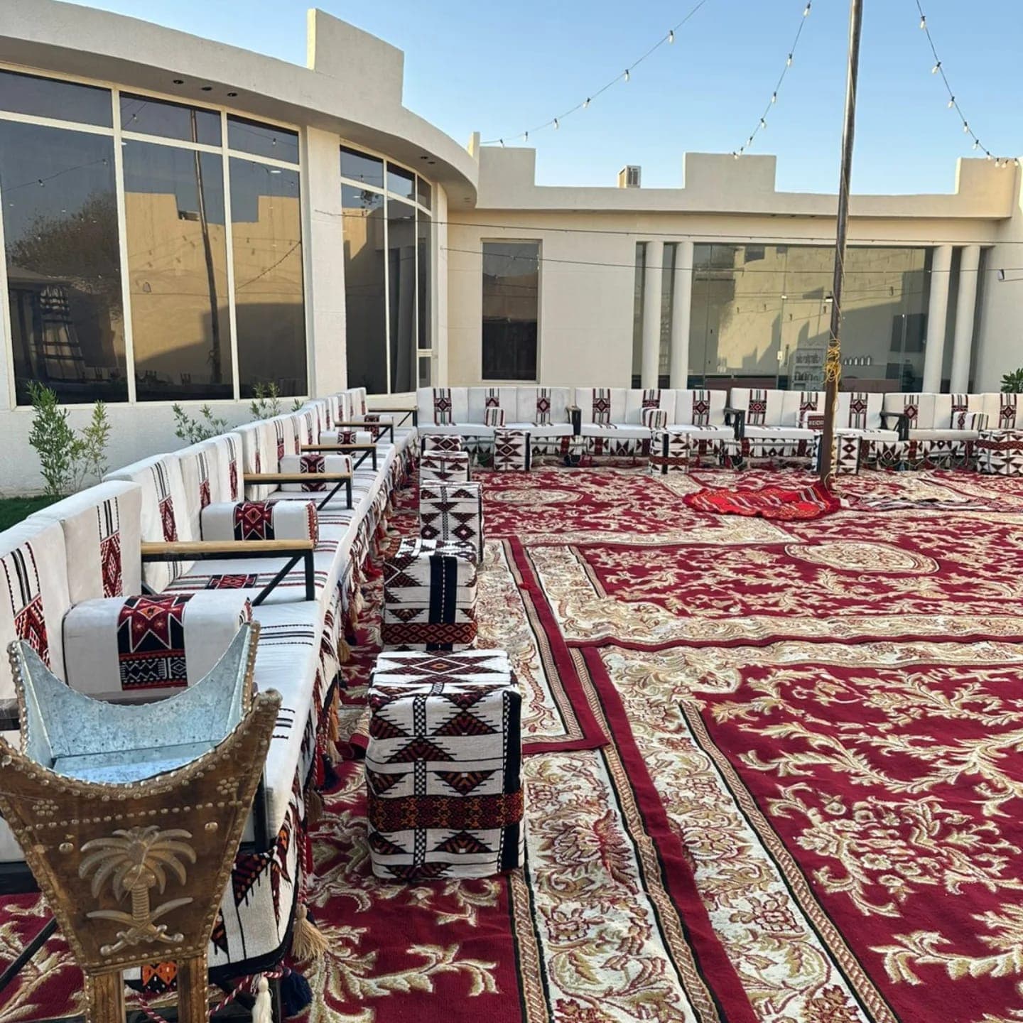 تأجير جلسات للحفلات والمناسبات في الرياض: خيارات منزلية وخارجية تناسب احتفالك