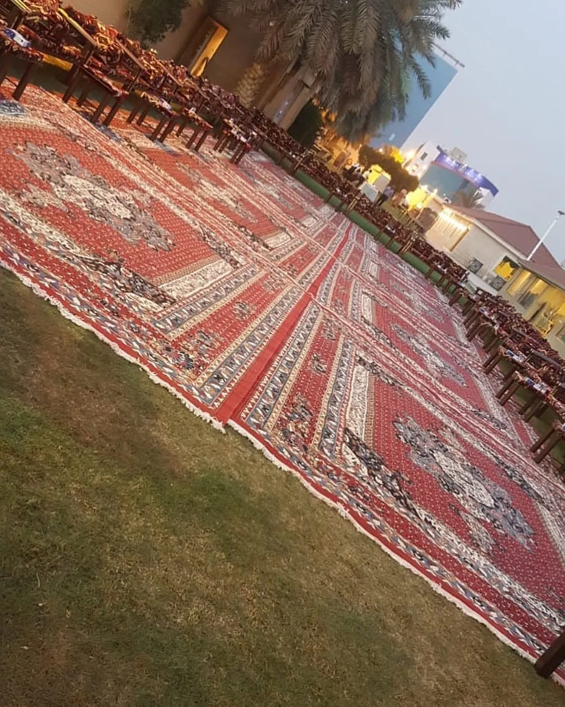 قهوجي وصباب قهوة عزاء